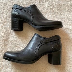 Women's Clarks Black Leather Ankle Boots Size 7.5M